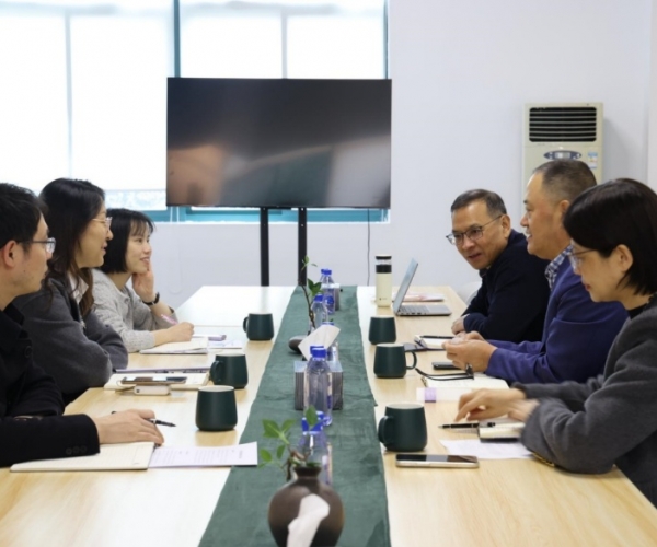 体贴眷注落实处，政企同心营生长