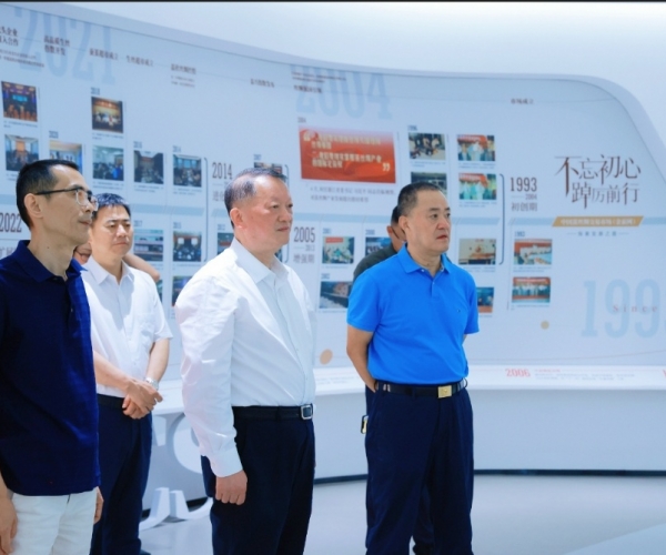 ?陈利众主席带队调研威尼斯8040丝绸，赋能丝绸经典工业?