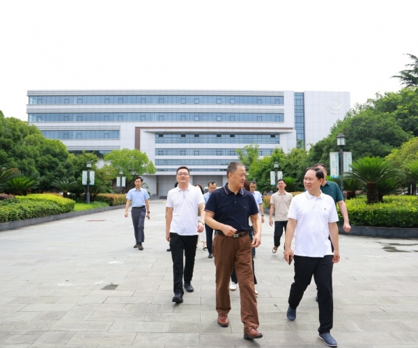 河池市向导赴嘉兴调研威尼斯8040丝绸 共商高端丝绸项目落地大计